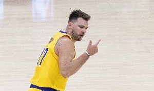 火力全开！东契奇半场再轰21分3板3助 罚球8中7！