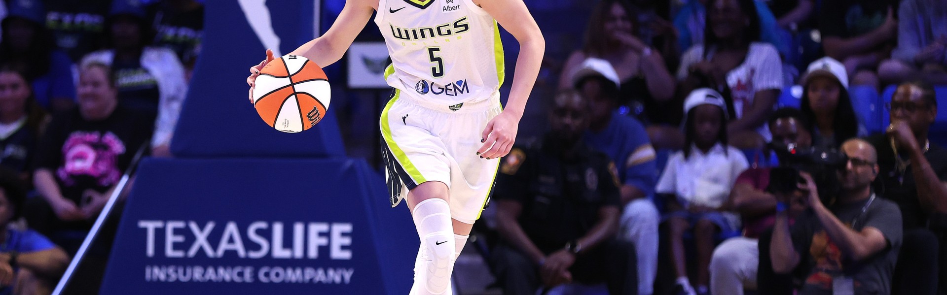 坎宁安抱怨佩奇每次都能得到哨子，佩奇回应：每个人都有权发表个人独特意见